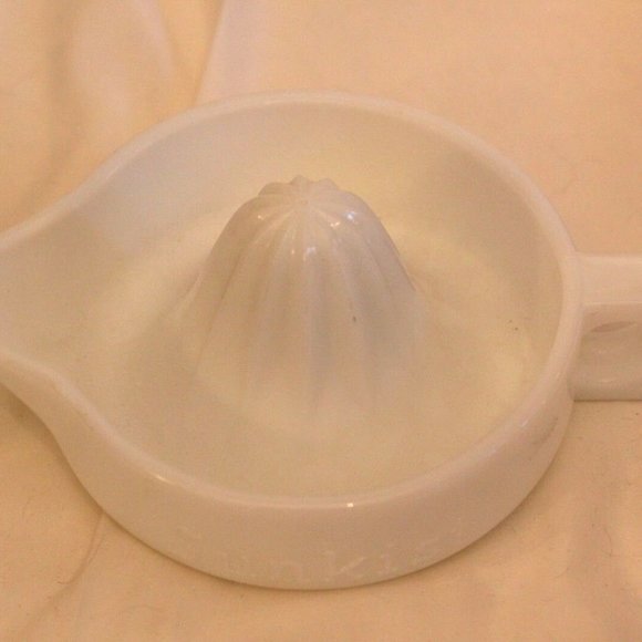 Vintage WHITE Milk Glass SUNKIST Orange Lemon Lime Juicer Reamer Squeezer Handle - Picture 3 of 5